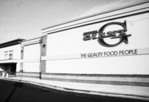 A photo of the outside of the new Giant Food Store in SE DC.