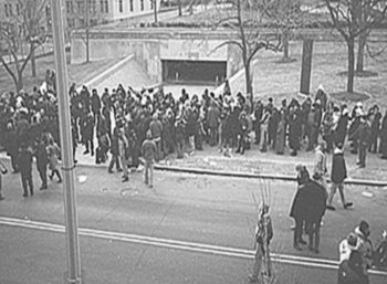 Photo of a crowd of people trying to access the Mall via the underground tunnels