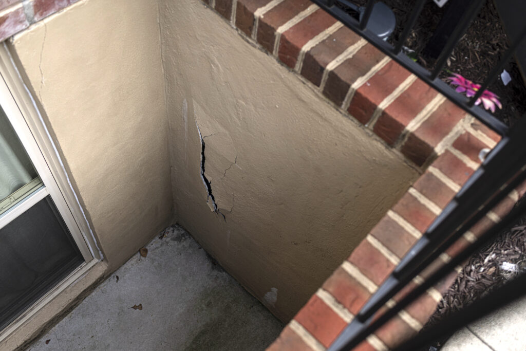 A picture of a crack in a foundation
